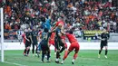Kiper Borneo FC Samarinda, Nadeo Argawinata, berusaha menghalau bola saat melawan Persija Jakarta dalam laga pekan ke-24 BRI Super League di Jakarta International Stadium (JIS), Selasa (3/3/2026). (Bola.com/M Iqbal Ichsan)