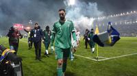 Penjaga gawang Timnas Italia, Gianluigi Donnarumma, berjalan keluar lapangan usai pertandingan final play-off kualifikasi Piala Dunia 2026 melawan Bosnia dan Herzegovina di Stadion Bilino Polje, Zenica, Selasa 31 Maret 2026 waktu setempat atau Rabu 1 April 2026 dini hari WIB. Timnas Italia dipastikan gagal tampil di Piala Dunia 2026. (Fabio Ferrari/LaPresse via AP)