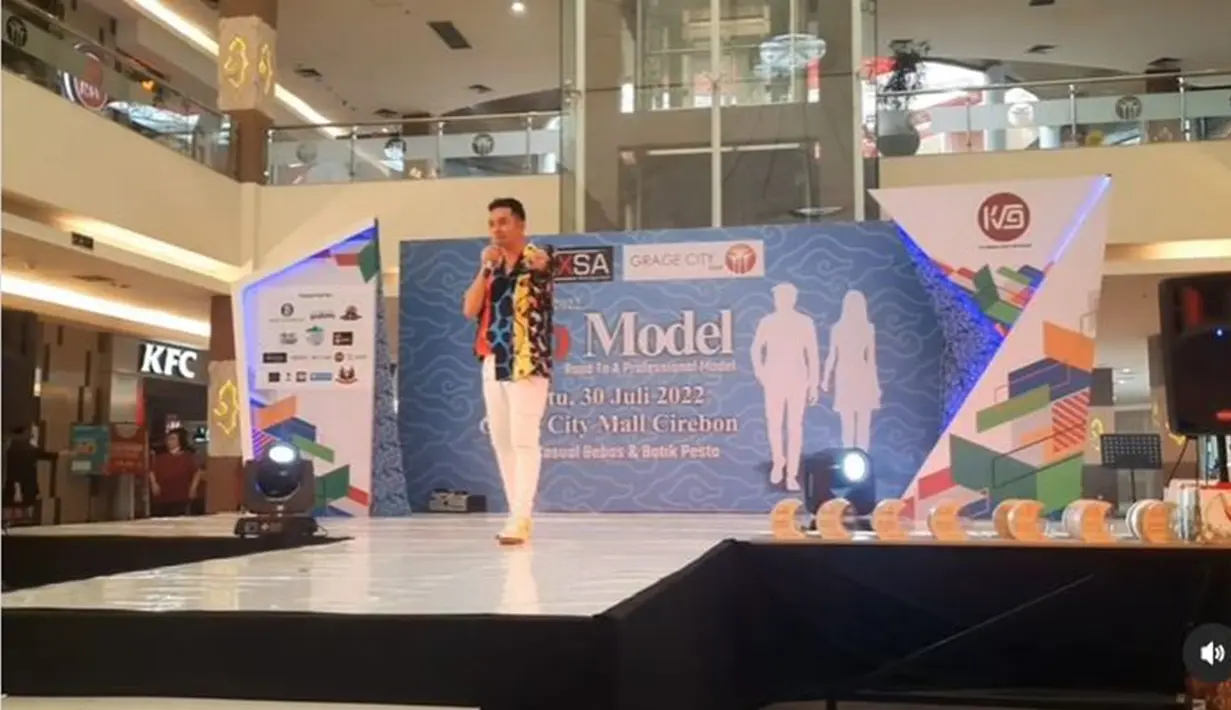 Selain hobi traveling, Romi juga menyibukkan diri dengan aktif di dunia tarik suara. Ia kerap mengisi acara off air di berbagai tempat. Karismanya di atas panggung pun seakan tak berubah, masih sama seperti saat dirinya berada di panggung AFI pada 19 tahun yang lalu. (Liputan6.com/IG/@romikartiko04)