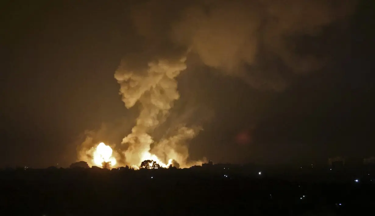Asap dan bola api membubung menyusul serangan udara di Khan Yunis, Jalur Gaza, Minggu (2/1/2022). Israel melancarkan serangan udara terhadap Gaza. (SAID KHATIB/AFP)