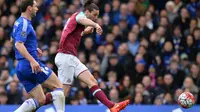 Striker West Ham United, Andy Carroll (kanan), melepaskan tembakan yang berujung gol ke gawang Chelsea pada laga Premier League di Stamford Bridge, London, Sabtu (19/3/2016). (AFP/Glyn Kirk)