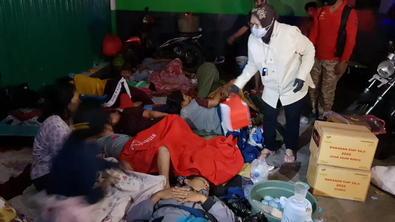 Mensos Tri Rismaharini meninjau lokasi pengungsian warga terdampak banjir di Kabupaten Bekasi
