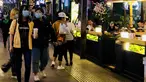 Pelanggan berbelanja di sebuah jalur pejalan kaki di Kunming, Provinsi Yunnan, China barat daya, pada 15 Maret 2020. Pemerintah Kota Kunming telah mengizinkan restoran-restoran untuk membuka kembali layanan makan di tempat di bawah upaya ketat pencegahan COVID-19. (Xinhua/Ding Yiquan)