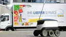 Sebuah mobil mungil beroda enam buatan Starship Technologies saat demonstrasi di kantor pusat Metro, Jerman, Selasa (7/6). Mobil bertenaga arus listrik dan mampu melakukan pengiriman barang/dokumen secara tuntas dari 5-30 menit. (REUTERS/Wolfgang Rattay)