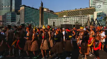 Masyarakat Papua yang tinggal di Jakarta menggelar acara Tari Yospan Massal saat kegiatan Car Free Day di Bundaran HI, Jakarta, Minggu (1/9/2019). Kegiatan yang dihadiri Menkopolhukam Wiranto ini digelar dalam rangka menjalin persatuan dan kesatuan bangsa Indonesia. (Liputan6.com/Johan Tallo)