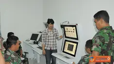 Citizen6, Surabaya: Hadir dalam kegiatan tersebut, Wakil Komandan Puslatlekdalsen Letkol Laut (P) Ari Widiatmoko, para Kadep dan perwira staf dijajaran Puslatlekdalsen serta para instruktur. (Pengirim: Penkobangdikal).