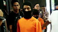 Pembunuh anak kandung di Pekanbaru digiring polisi untuk dibawa ke rumah sakit jiwa. (Liputan6.com/M Syukur)