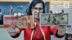 Teller menunjukkan mata uang rupiah dan dolar AS di Jakarta, Selasa (31/10/2023). Pada penutupan perdagangan hari ini, mata uang rupiah menguat sebesar 5 poin atau 0,03 persen menjadi Rp 15.885 per dolar AS dari penutupan sebelumnya sebesar Rp 15.890 per dolar AS. (Liputan6.com/Angga Yuniar)