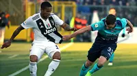 Gelandang Juventus, Douglas Costa, berebut bola dengan pemain Atalanta, Hans Hateboer, pada laga Serie A di Stadion Atleti Azzurri, Rabu (26/12). Kedua tim bermain imbang 2-2. (AP/Paolo Magni)