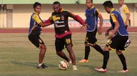 Striker Sriwijaya FC, Patrich Wanggai, menjalani sesi latihan persiapan semifinal leg kedua Piala Presiden di Stadion Mahanan, Solo, pada Rabu (6/10/2015). (Bola.com/Vincensius Sawarno)