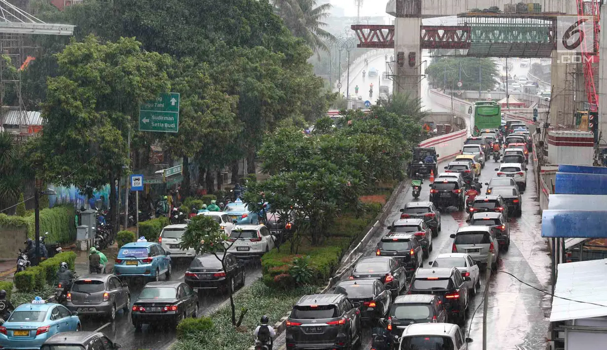 Kendaraan terjebak kemacetan di Jalan HR Rasuna Said, Kuningan, Jakarta, Jumat (18/1). Penyempitan jalan akibat pembangunan proyek light rail transit (LRT) berimbas pada kemacetan di kawasan tersebut. (Liputan6.com/Immanuel Antonius)