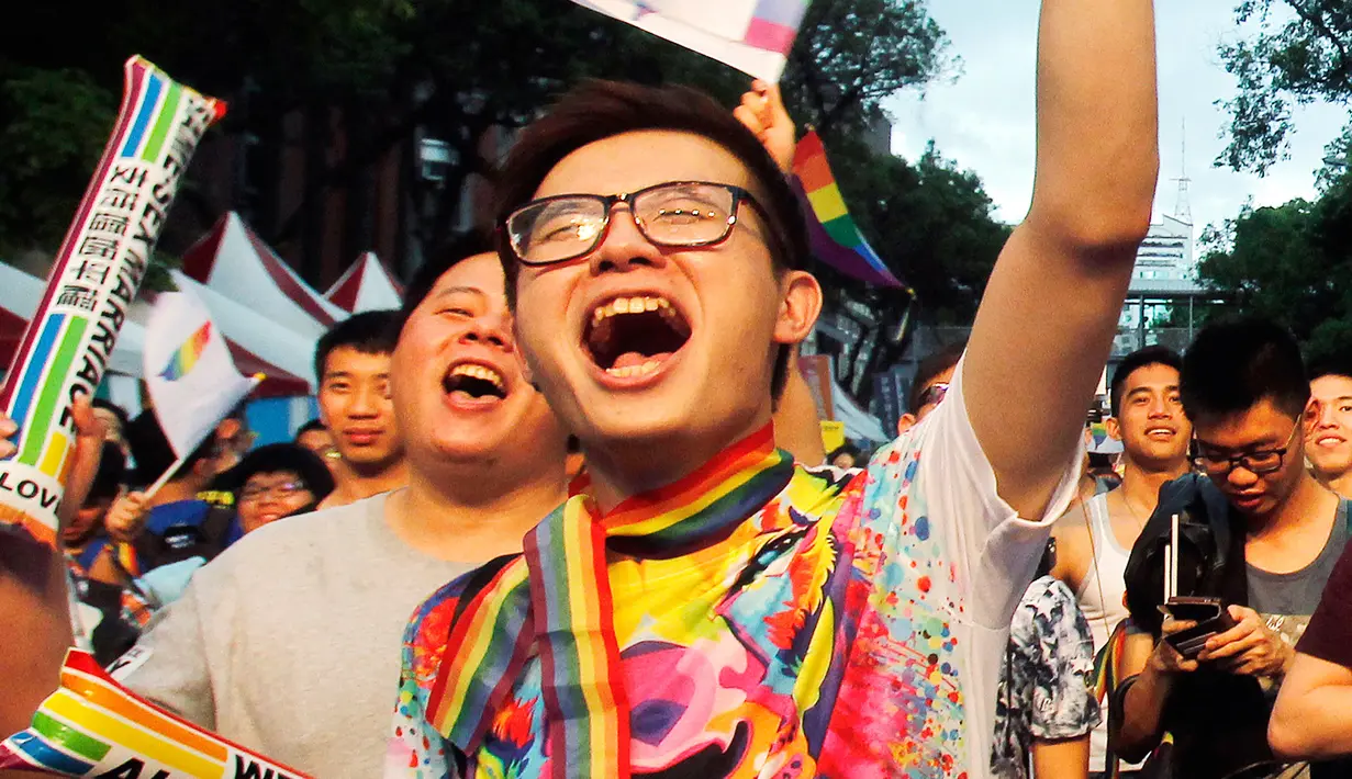 Keputusan MK Taiwan yang melegalkan pernikahan sejenis menjadi secercah harapan baru bagi aktivis yang selama ini berjuang untuk menemukan kesetaraan bagi warga lesbian, gay, biseksual, dan transgender (LGBT) di Taiwan, Rabu (24/5). (AP Photo/ Chiang Y)