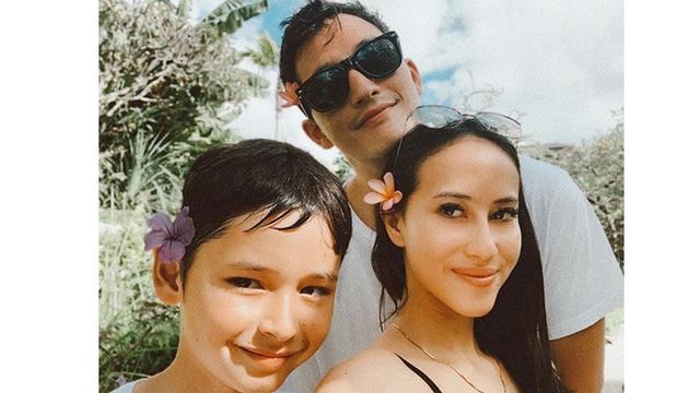 6 Potret Kedekatan Putra Mike Lewis dan Calon Ibu Sambungnya