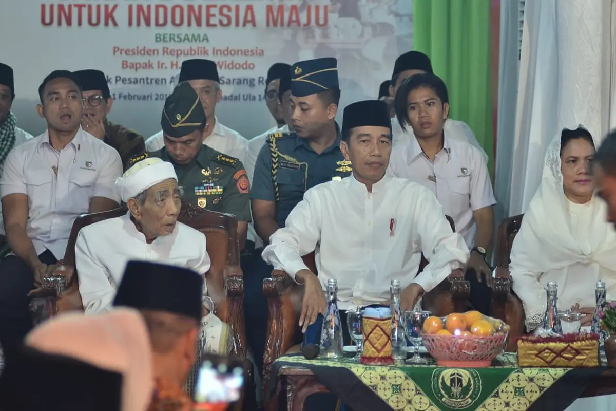 Presiden Jokowi temui Mbah Moen di Ponpes Al-Anwar Rembang. (Liputan6.com/Lizsa Egeham)