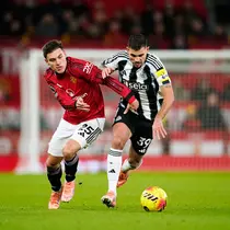 Pemain Manchester United, Manuel Ugarte (kiri), berebut bola dengan pemain Newcastle, Bruno Guimaraes, pada laga Liga Inggris antara Manchester United vs Newcastle di Manchester, Inggris, Jumat, 26 Desember 2025. (AP Photo/Dave Thompson)