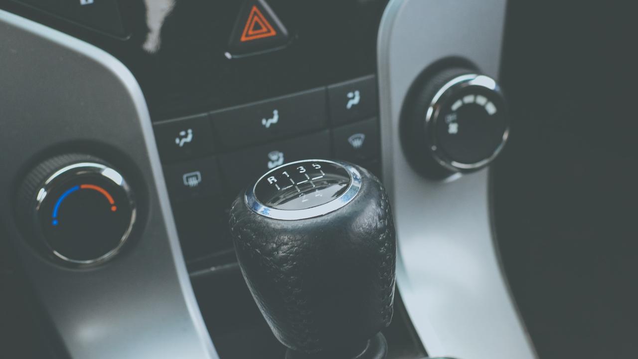 Cara Mengemudi Mobil Manual yang Benar