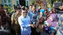 Sejumlah siswa dan guru berdesakan untuk bisa berjabat tangan dengan Wapres Jusuf Kalla saat mengunjungi SDN 2 Manurunge, Bone, Makassar, Sabtu (6/6/2015). (Liputan6.com/Faizal Fanani) 