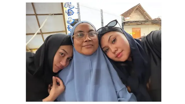 6 Potret Azizah Salsha Berbusana Serba Hitam saat Ziarah, Bertemu Pratama Arhan
