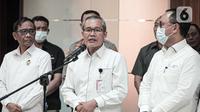 Wakil Ketua KPK Alexander Marwata (tengah) didampingi Menko Polhukam Mahfud MD (kiri) dan Kepala PPATK Ivan Yustiavandana (kanan) menyampaikan keterangan terkait situasi Papua usai penetapan Gubernur Papua Lukas Enembe sebagai tersangka kasus korupsi di Gedung Kemenko Polhukam, Jakarta, Senin (19/9/2022). (Liputan6.com/Faizal Fanani)