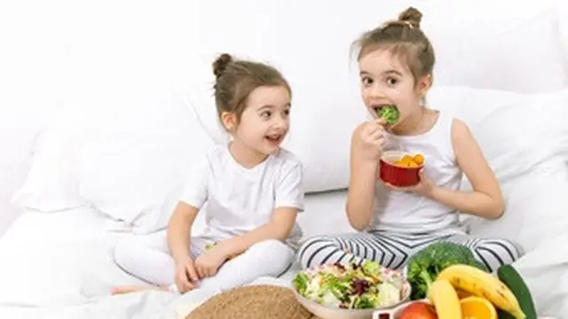 9 Cara Mengajarkan Anak Makan Sendiri