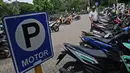 Petugas merapikan parkiran motor diparkarin IRTI kawasan Monas, Jakarta, Jumat (11/1). Tarif parkir langganan bulanan untuk PNS pun naik sekitar delapan kali lipat, tarif berlaku 15 Januari 2019.  (Liputan6.com/Herman Zakharia)