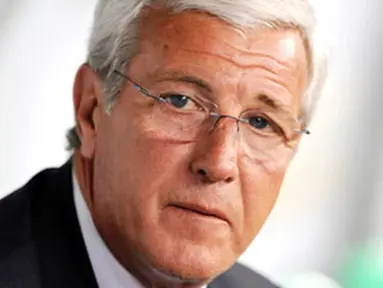 Italy's national football team coach Marcello Lippi watches his team during their World Cup 2010 group 8 qualifying football match against Ireland at St.Nicola stadium in Bari on April 1, 2009. AFP PHOTO / ALBERTO PIZZOLI
