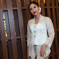 Setelah sekian lama jarang nongol di layar kaca, Happy Salma kembali menjalani syuting sinetron kejar tayang. Meski hanya beberapa hari, ia kaget dengan pembuatannya sekarang ini. (Deki Prayoga/Bintang.com)