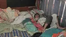 Sony Wakwaw tertidur lelap dirumahnya yang lama di pemukiman pemulung di kawasan Cibubur, Jakarta Timur. Foto diambil pada Kamis (4/12/2014). (Liputan6.com/Herman Zakharia)