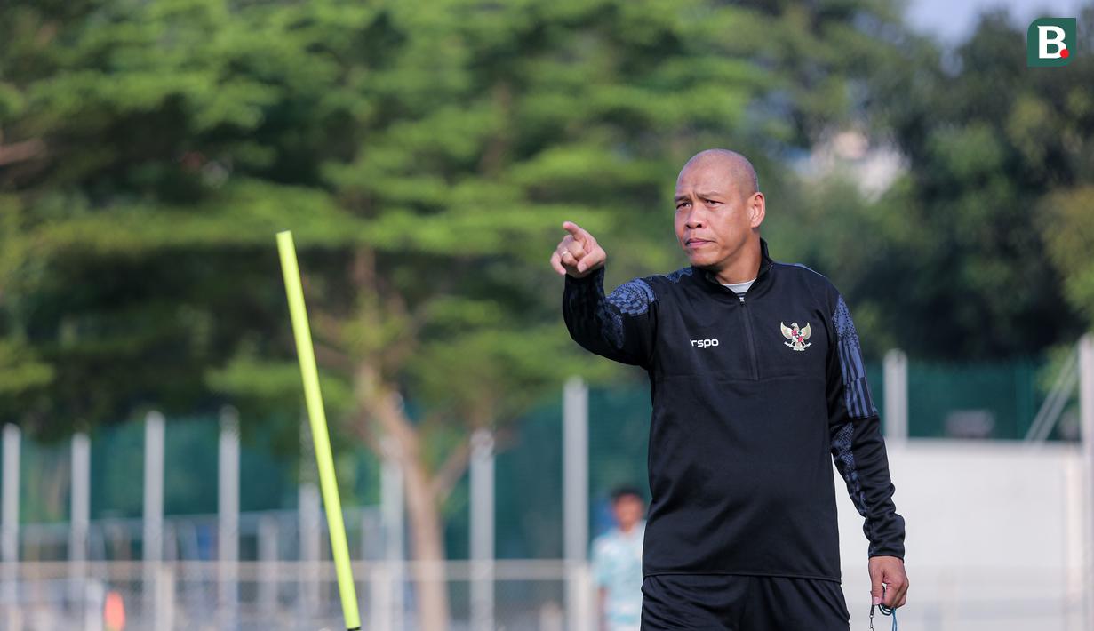 Pelatih Timnas Indonesia U-17, Nova Arianto memberikan instruksi kepada pemainnya saat memimpin seleksi yang berlangsung di Lapangan B, Kompleks Stadion Utama Gelora Bung Karno (SUGBK), Senayan, Jakarta, Kamis (08/08/2024). (Bola.com/Bagaskara Lazuardi)