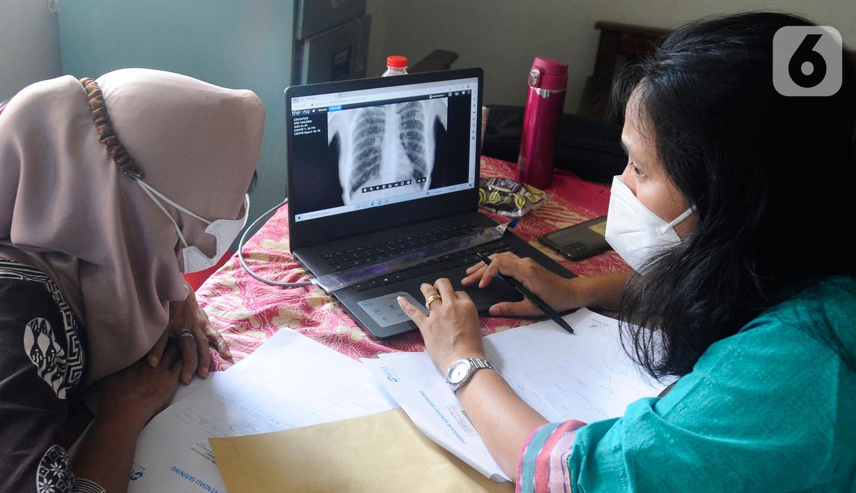 Warga melihat hasil ronsen mobile  X-Ray Artificial Intelligence saat kegiatan skrining penyakit tuberkulosis (TBC) di Kantor Kecamatan Cipayung, Depok, Jawa Barat, Rabu (4/1/2023). Penyakit tuberkulosis (TBC) di Indonesia menempati peringkat ketiga setelah India dan Cina dengan jumlah kasus 824 ribu dan kematian 93 ribu per tahun atau setara dengan 11 kematian per jam. (merdeka.com/Arie Basuki)