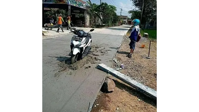 6 Kelakuan Kocak Cewek di Jalan Raya Ini Bikin Geregetan