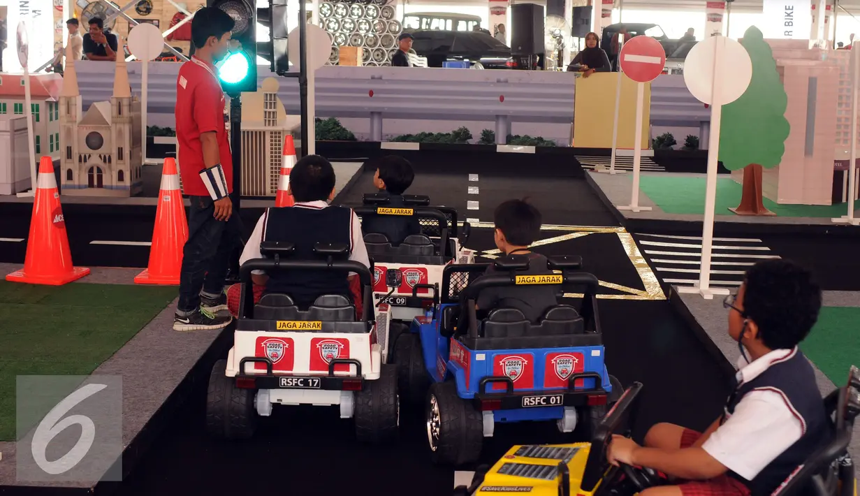 Beberapa anak antri untuk melintas di salah satu perempatan saat mengikuti Road Safety for Children di JIEXPO Kemayoran, Jakarta, Selasa (12/4). Acara ini untuk mengedukasi anak anak tentang keselamatan berkendaraan. (Liputan6.com/Helmi Fithriansyah)