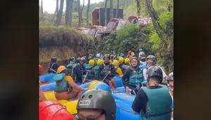 Macet saat arung jeram di Sungai Palayangan, Situ Cileunca, Pangalengan. (dok. TikTok @cimiysbubble)