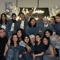 Aurel Hermansyah mengenakan atasan jaket denim dipadukan inner putih polos, dipadukan celana denim. Serta mengenakan pashmina hitam polos. Ayu Dewi juga tampil dibalut atas denim. [@keanuagl]