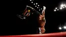  Petinju Panama, Luis Concepcion, melakukan salto setelah menang melawan petinju Jepang, Kohei Kono, dalam perebutan gelar juara kelas terbang super WBA di Ota City General Gymnasium, Tokyo, Jepang, (31/8/2016). (Reuters/Issei Kato)