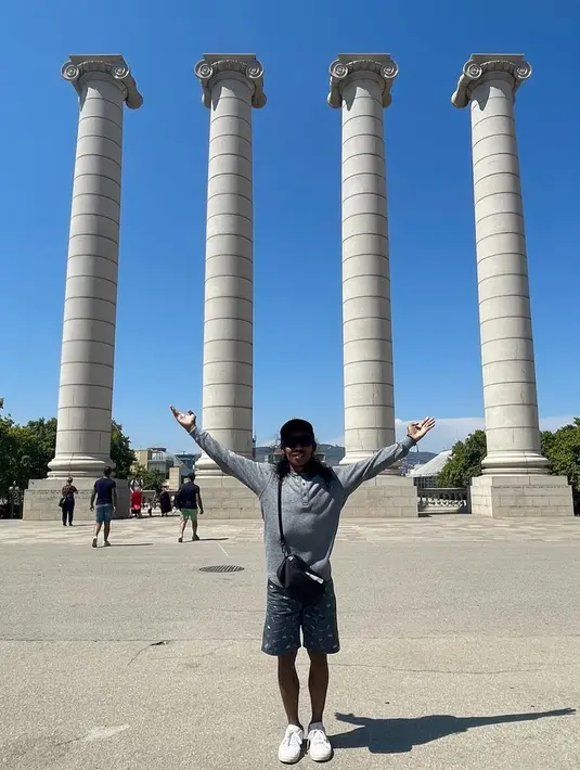 Dalam perjalanannya di Barcelona, Yayan mengunjungi Museu Nacional d'Art de Catalunya yang merupakan museum seni visual Catalan yang terletak di Barcelona, ​​Catalonia, Spanyol. Sepatu putih dan topi selalu menjadi andalannya untuk tampil kece saat traveling. (Liputan6.com/IG/@yayanruhian)