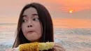 Olivia Sumargo, perempuan yang dinikahi Denny Sumargo pada 21 November 2020. Olivia terkenal dengan sikap kocaknya saat tampil di konten Denny Sumargo. Kini ia semakin tenar dan aktivitas menarik untuk diikuti seperti saat ia dengan santainya makan jagung bakar di pantai. (Liputan6.com/IG/@oliviasumargo)