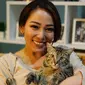Anisha Dasuki dan kucing peliharaannya. (dok. Instagram @anishadasuki/https://www.instagram.com/p/BtIV3Zrn4rr/Asnida Riani)