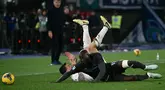 Pemain Napoli, Romelu Lukaku berebut bola dengan pemain Lazio, Alessio Romagnoli dalam laga lanjutan Liga Italia 2024/2025 di Olympic Stadium, Roma, Italia, Minggu (16/02/2025) WIB. (AFP/Filippo Monteforte)