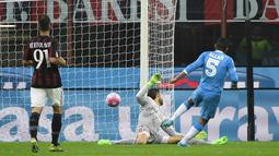Kiper AC Milan, Diego Lopez gagal menghalau tendangan gelandang Napoli, Allan pada Lanjutan liga Italia di Stadion San Siro (4/10/2015). AC Milan Kalah telak atas Napoli dengan skor 0-4. (AFP PHOTO/OLIVIER MORIN)
