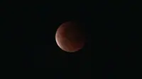 Penampakan Gerhana Bulan Total (GBT) dari Lembang, Kabupaten Bandung Barat, Rabu (26/5/2021). (Liputan6.com/Huyogo Simbolon)