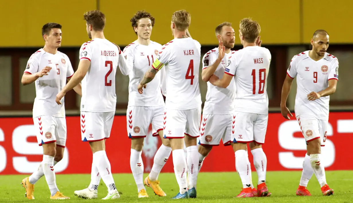Para pemain Denmark merayakan gol saat melawan Austria pada pertandingan Grup F kualifikasi Piala Dunia 2022 di Ernst-Happel-Stadium, Wina, Austria, Rabu (31/3/2021). Denmark membantai Austria 4-0. (AP Photo/Ronald Zak)