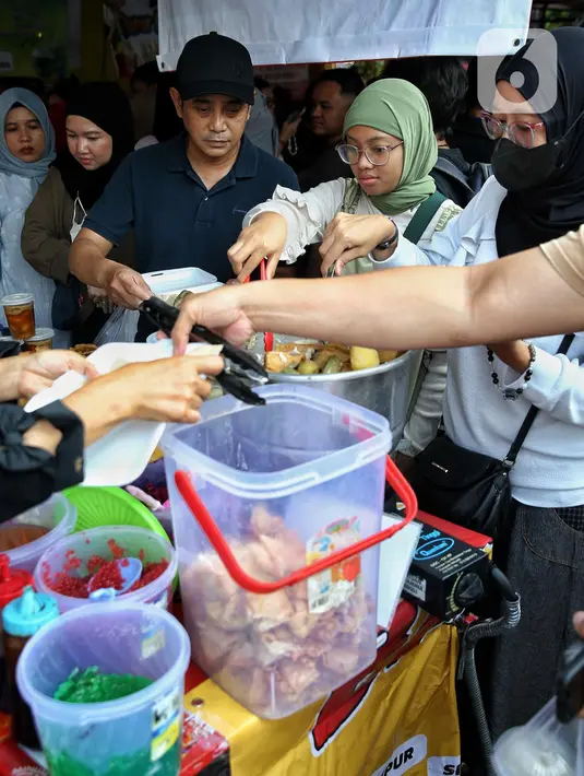 Kurang lebih ada 50 pedagang takjil yang menjual makanan untuk berbuka puasa di Pasar Benhil. (Liputan6.com/Angga Yuniar)