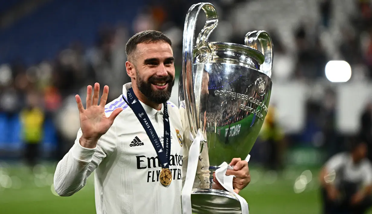 Bek kanan asal Spanyol berusia 32 tahun, Dani Carvajal yang kini tengah menjalani musim ke-12 bersama Real Madrid tercatat telah mengoleksi 26 trofi bareng Los Blancos, termausk 4 trofi La Liga dan 6 trofi Liga Champions. Hingga kini, produk asli akademi Real Madrid yang sempat membela Bayer Leverkusen selama semusim pada 2012/2013 total telah bermain dalam 417 laga di semua kompetisi. (AFP/Anne-Christine Poujoulat)