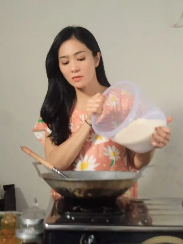 Jadi Emak-Emak, Ini 7 Potret Bunga Zainal Tampil Daster yang Tuai Sorotan