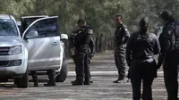 Polisi Meksiko bersiap setelah helikopter polisi berisi komisi nasional keamanan ditembak jatuh (AFP)