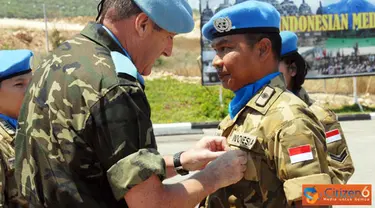 Citizen6, Lebanon: Ratusan personel Kontingen Indonesia dari beberapa kesatuan tugas yang tengah bertugas di bawah komando Unifil menerima medali perdamaian dari PBB, bertempat di lapangan Sudirman, Camp Green Hill, Naqoura Lebanon Selatan, Kamis (21/7). 