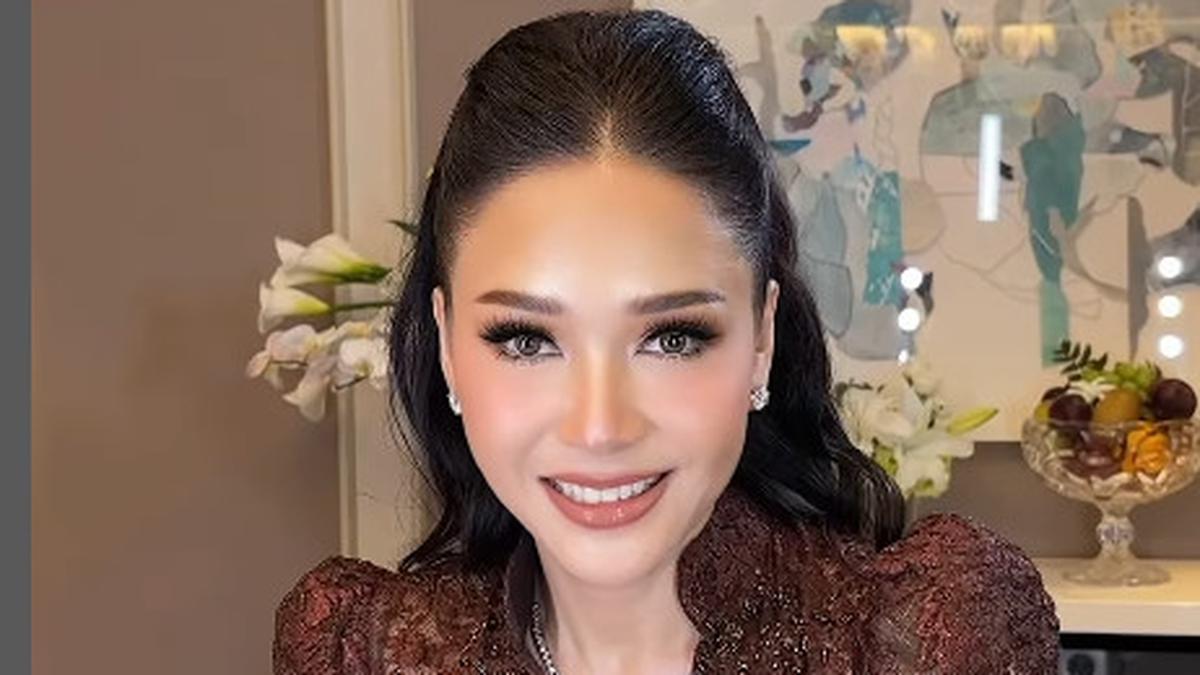 Gaya Mewah Maia Estianty Pakai Jam Tangan Berlian Chopard Senilai Rp1,7 Miliar di Resepsi Al Ghazali-Alyssa Daguise