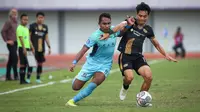 Pemain Dewa United, Rangga Muslim Perkasa (kanan) berebut bola dengan pemain Madura United, Dodi Alekvan Djin saat laga lanjutan BRI Liga 1 2022/2023 di Indomilk Arena, Tangerang, Kamis (2/2/2023). (Bola.com/Bagaskara Lazuardi)