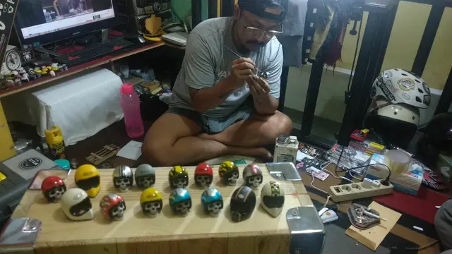 Proses pembuatan helm mini karya pemuda Garut